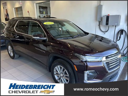 Used 2023 Chevrolet Traverse LT FWD image 1