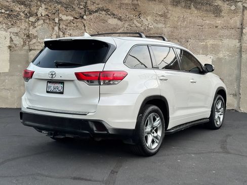 Used 2019 Toyota Highlander Limited FWD image 4