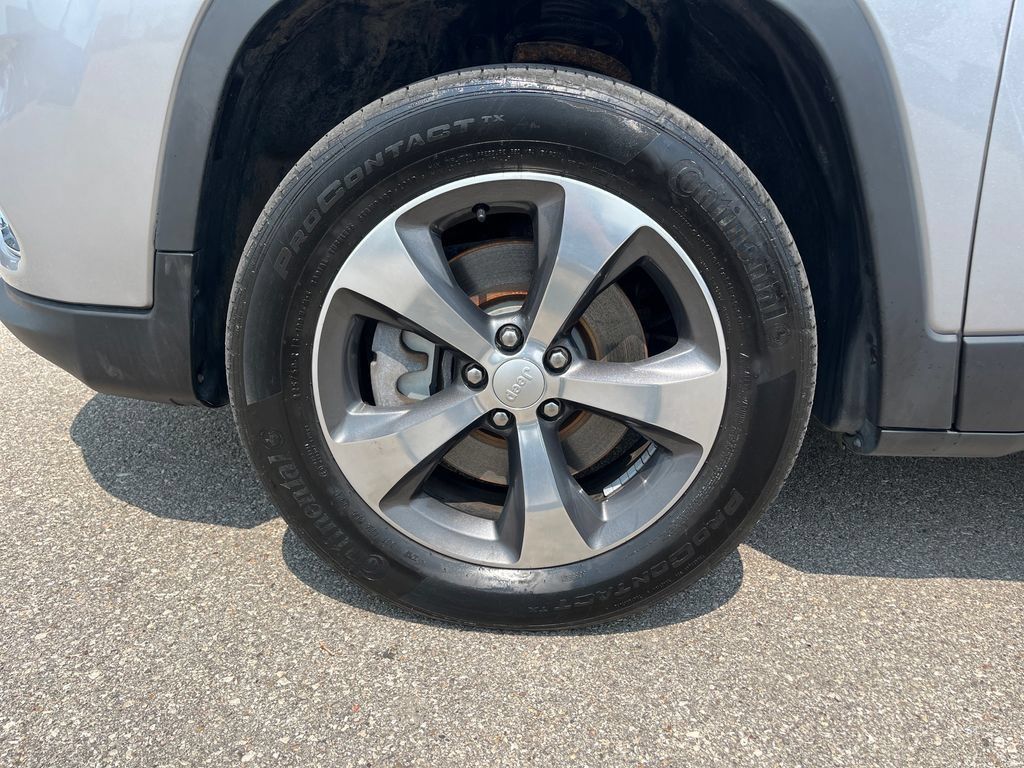 Used 2019 Jeep Cherokee Limited AWD/4WD image 22