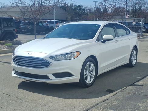Used 2018 Ford Fusion SE w/ Fusion SE Technology Package image 3