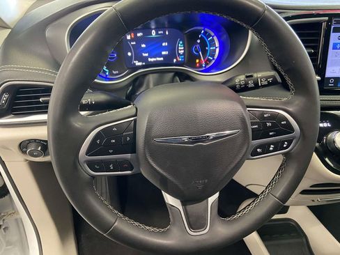 Used 2024 Chrysler Pacifica Select image 20