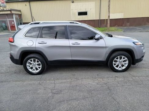 Used 2016 Jeep Cherokee Latitude w/ Cold Weather Group AWD/4WD image 4