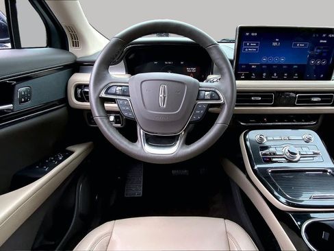 Used 2023 Lincoln Nautilus FWD w/ Premium Package image 6