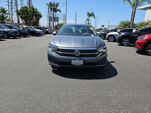 Used 2022 Volkswagen Jetta SE FWD image 2