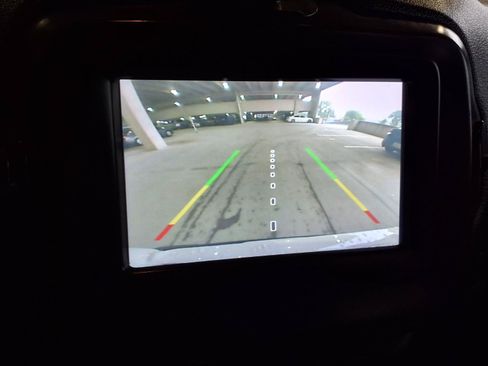 Used 2021 Jeep Renegade Latitude FWD image 6
