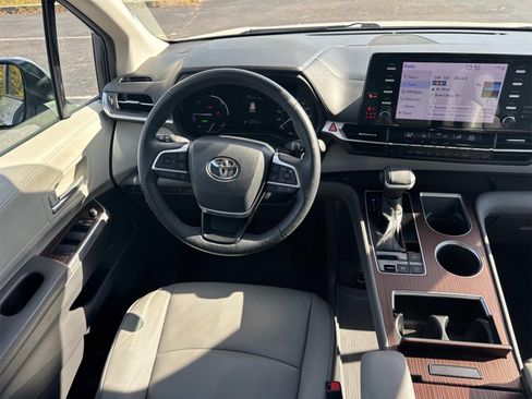 Used 2021 Toyota Sienna XLE image 19