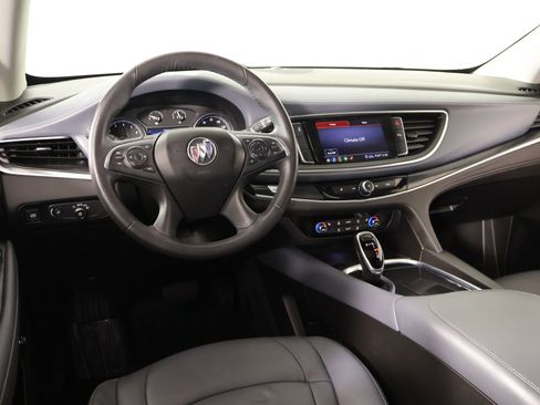 Used 2020 Buick Enclave Essence image 2