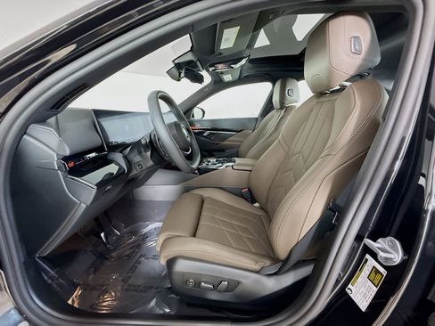 Used 2025 BMW 530i w/ Premium Package image 22