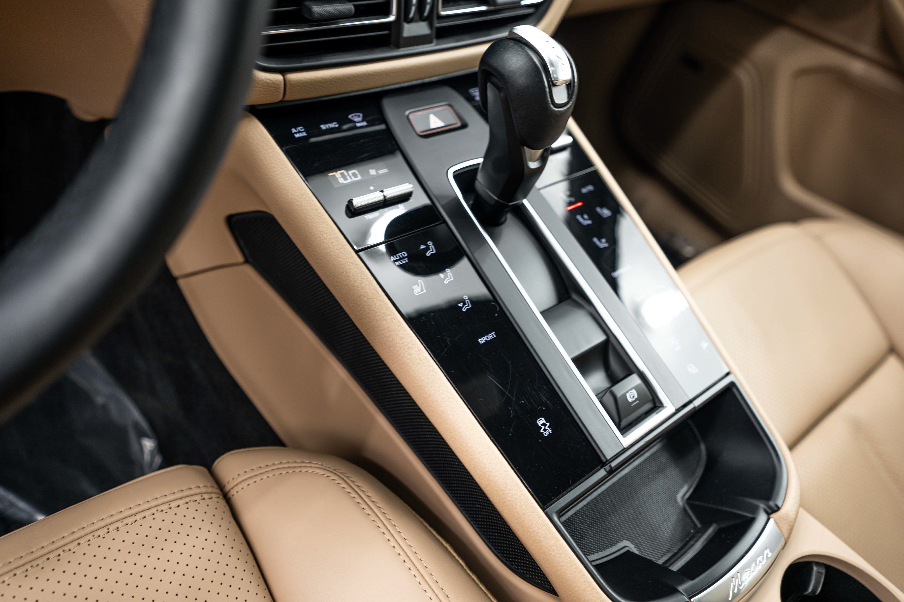 Certified 2023 Porsche Macan AWD/4WD image 12