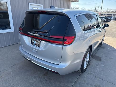New 2026 Chrysler Pacifica Select image 3