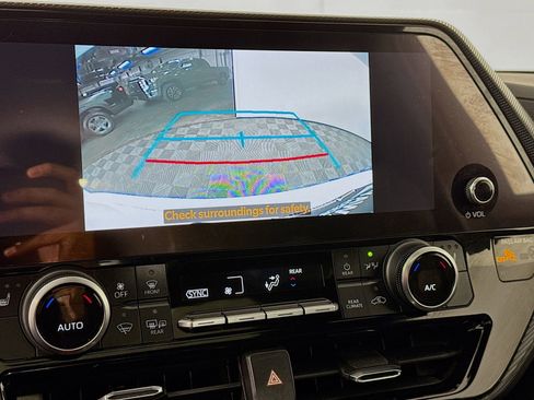 Used 2023 Toyota Highlander XSE AWD/4WD image 13