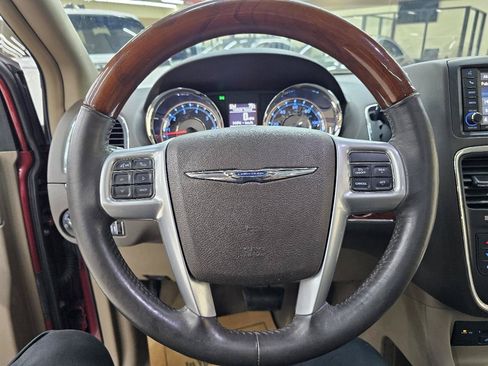 Used 2013 Chrysler Town & Country Limited w/ Luxury Group FWD image 31