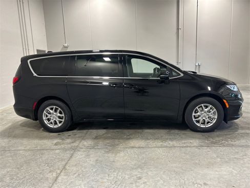 New 2025 Chrysler Pacifica Select image 5