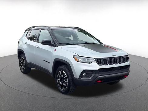 Used 2025 Jeep Compass Trailhawk AWD/4WD image 3