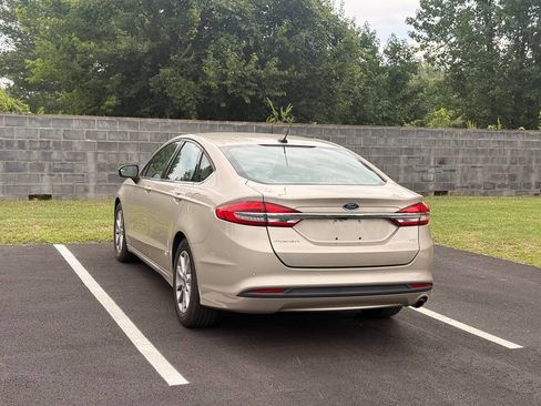 Used 2017 Ford Fusion SE w/ Fusion SE Technology Package FWD image 5