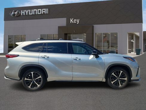 Used 2021 Toyota Highlander XSE AWD/4WD image 3