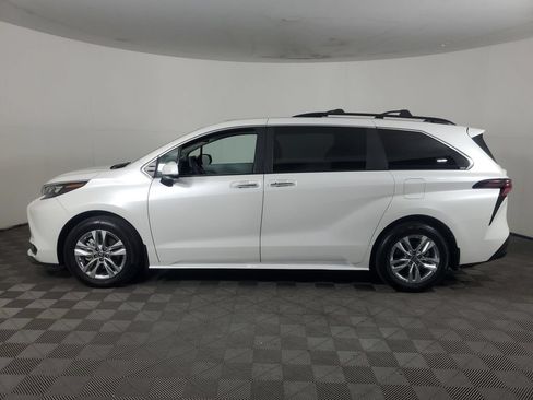 Used 2025 Toyota Sienna XLE w/ XLE Plus Package FWD image 7
