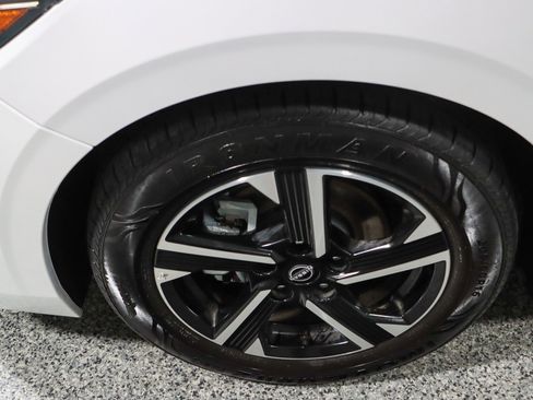 Used 2024 Nissan Sentra SV FWD image 11