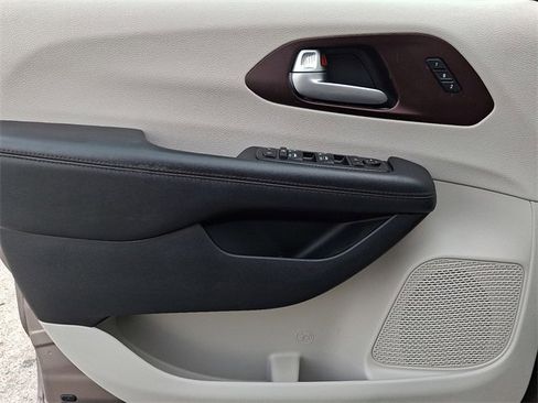 Used 2017 Chrysler Pacifica Limited image 13