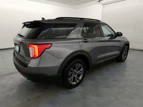 Used 2022 Ford Explorer XLT w/ Equipment Group 202A image 8