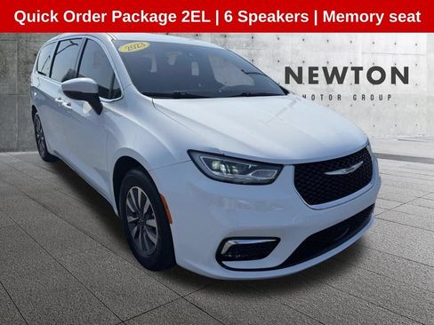Used 2023 Chrysler Pacifica Touring-L FWD image 1