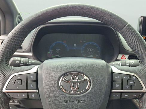 Used 2025 Toyota Sienna Platinum AWD/4WD image 17