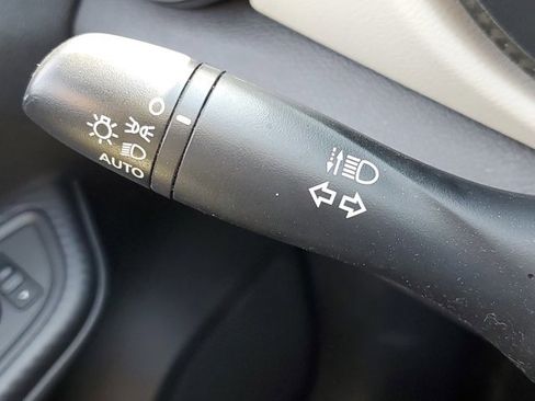 Certified 2021 Nissan Versa SV w/ Trunk Package image 9