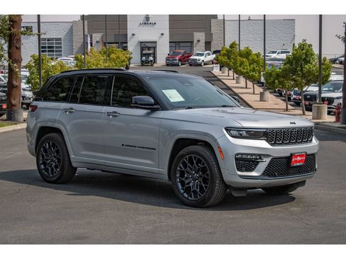 Used 2025 Jeep Grand Cherokee Summit w/ Obsidian Package AWD/4WD image 2