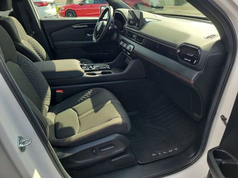 Used 2025 Honda Pilot Sport image 15