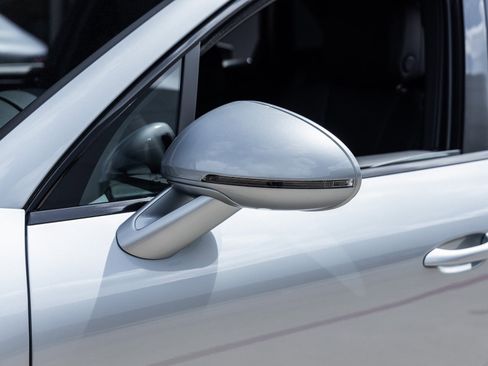 Certified 2025 Porsche Macan image 16