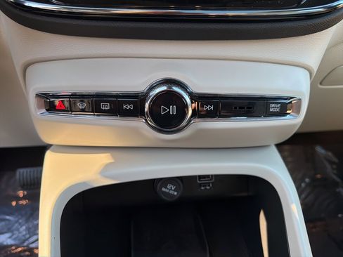 Used 2022 Volvo XC40 T5 Momentum w/ Premium Package image 26