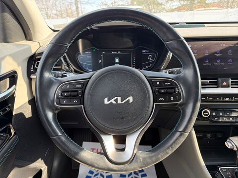 Used 2022 Kia Niro EX Premium image 16