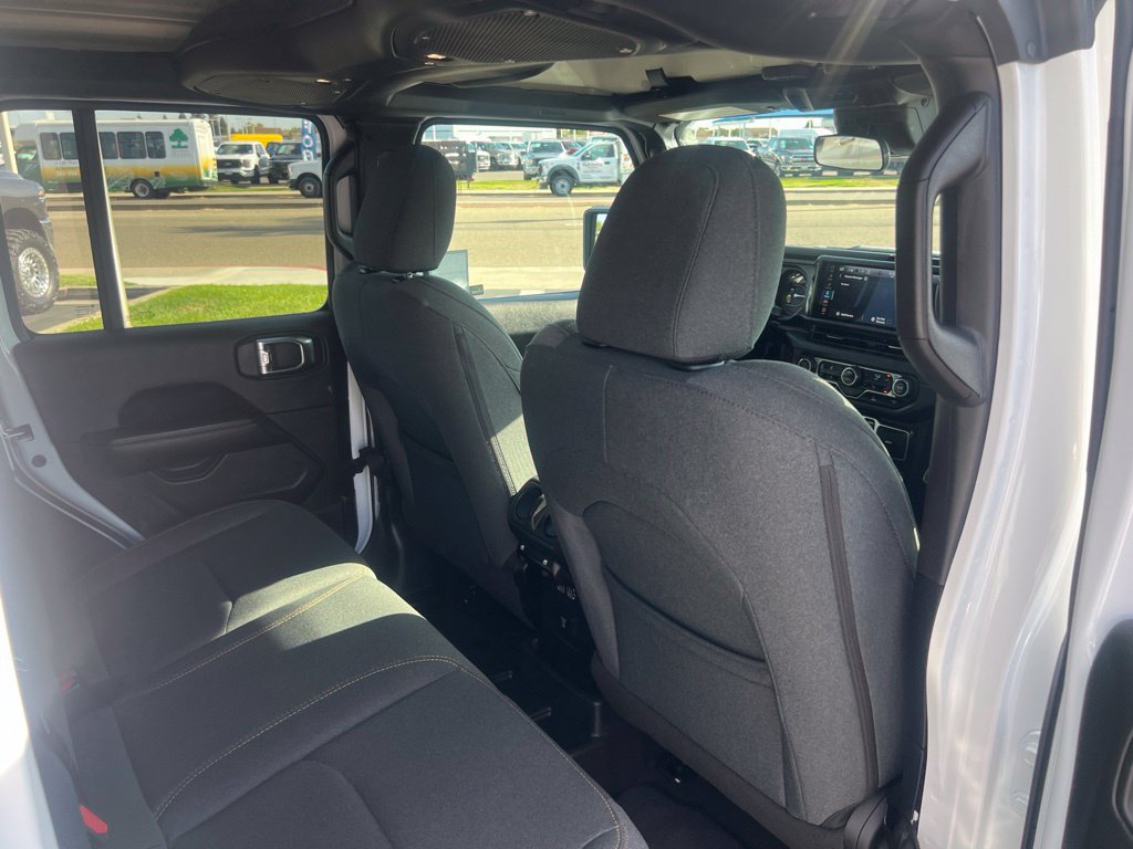 Used 2025 Jeep Wrangler Unlimited Sahara AWD/4WD image 32