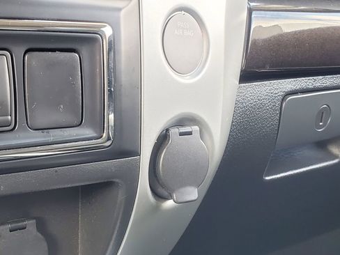 Used 2018 Nissan Titan SV w/ SV Convenience Package AWD/4WD image 25
