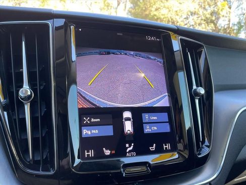 Used 2021 Volvo XC60 T5 Momentum w/ Premium Package image 12