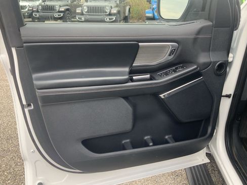 Used 2025 Ford Expedition Platinum AWD/4WD image 26