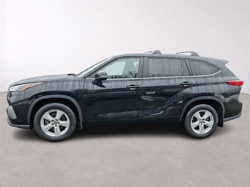 Used 2023 Toyota Highlander LE image 4