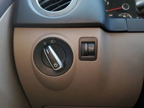 Used 2011 Volkswagen Tiguan S image 29