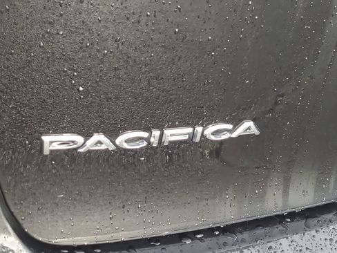 Certified 2024 Chrysler Pacifica Touring-L image 15