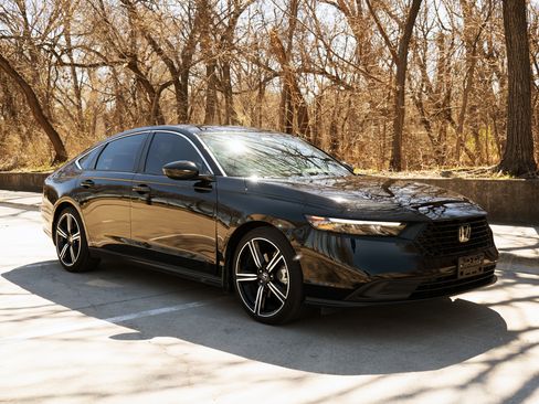 Used 2024 Honda Accord Sport image 2