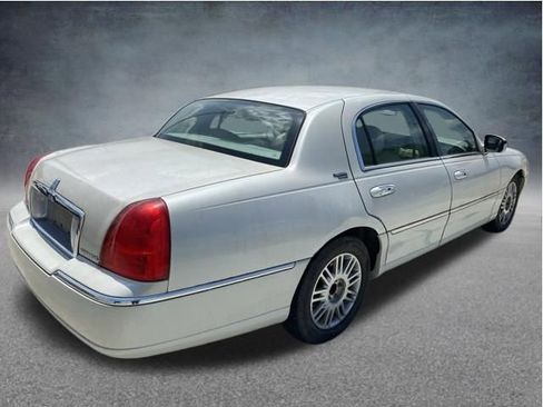 Used 2006 Lincoln Town Car Signature Limited RWD image 6