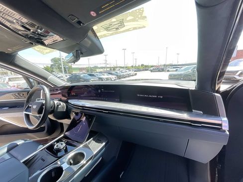 Used 2025 Cadillac Escalade IQ Luxury 2 w/ LPO, Premium Carpet Package AWD/4WD image 29