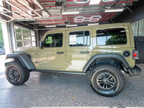Used 2025 Jeep Wrangler Unlimited Sport AWD/4WD image 2