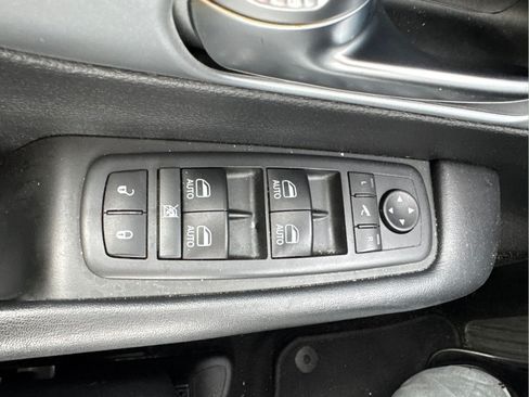 Used 2020 Chrysler Pacifica Limited FWD image 30