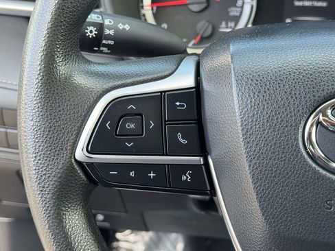 Used 2022 Toyota Highlander L image 11