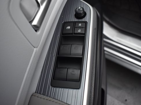 Used 2025 Toyota Sienna XLE FWD image 16