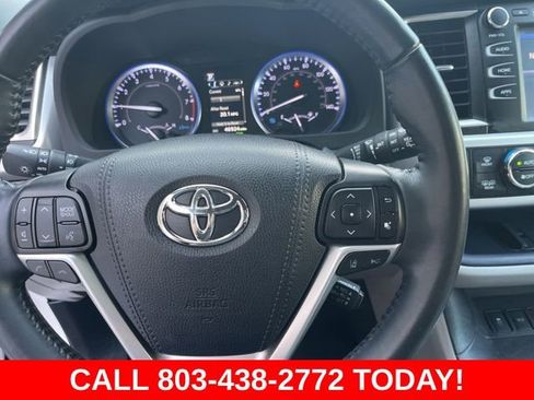 Used 2019 Toyota Highlander XLE FWD image 19