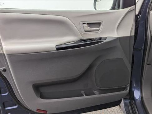 Used 2019 Toyota Sienna L image 13