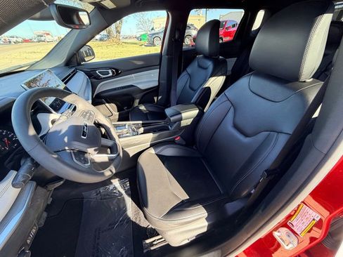 Used 2025 Jeep Compass Limited image 16