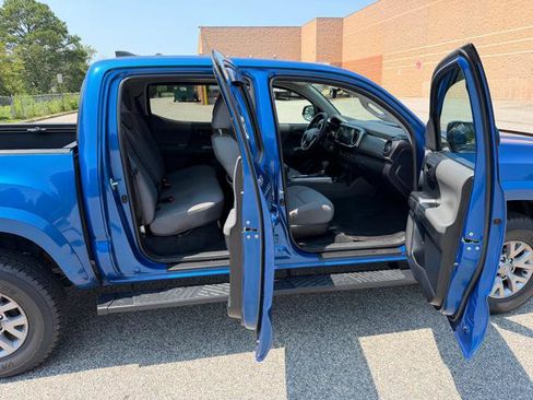 Used 2018 Toyota Tacoma SR5 RWD image 19